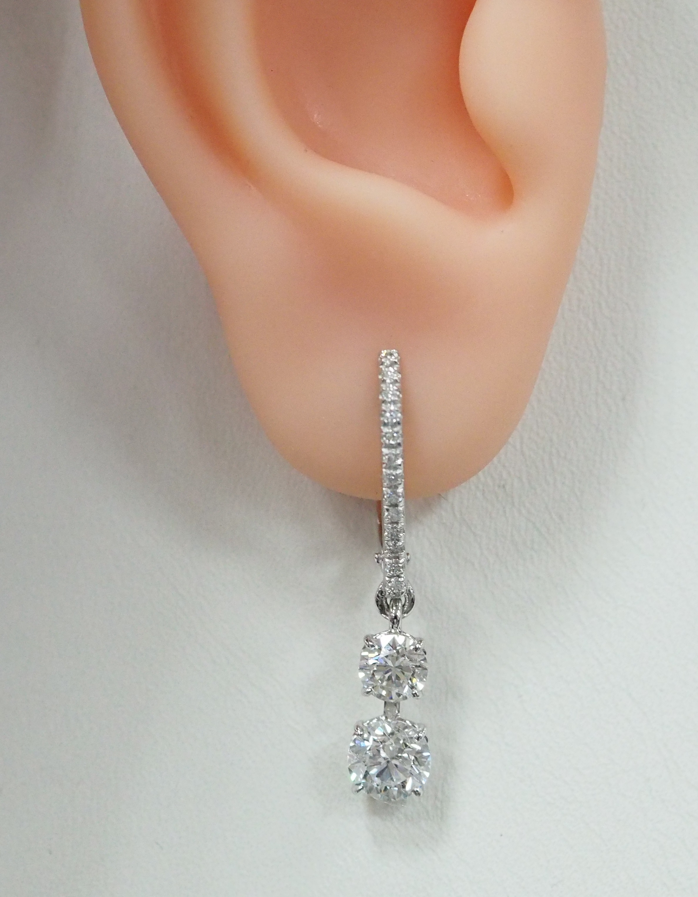 Серьги из белого золота с бриллиантами